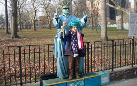 Die Freiheitsstatue in New York ist auch Vorbild für zahlreiche Straßenkünstler weltweit.