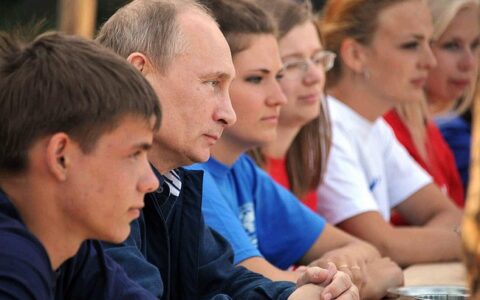 Inflation ist zu hoch sagt Russlands Präsident Wladimir Putin. Hier mit russischen Schülern aus Gogland Island.