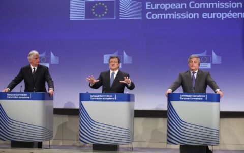 José Manuel Barroso, Präsident der EU-Regierung, \"Kommission\" (Mitte) gemeinsam mit weiteren Kommissions-Mitgliedern.
