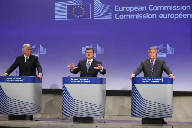 José Manuel Barroso, Präsident der EU-Regierung, \"Kommission\" (Mitte) gemeinsam mit weiteren Kommissions-Mitgliedern.