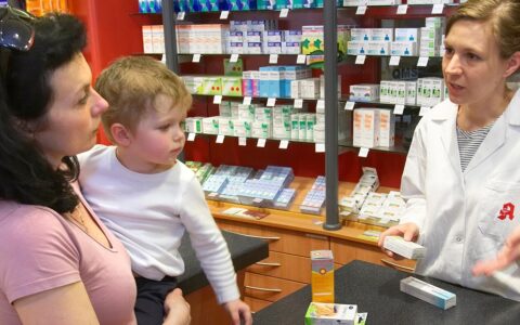 Eine Apothekerin berät eine Kundin. Ausführlichere Gespräche könnten künftig Geld kosten, schlägt der Apothekerverband nun vor.