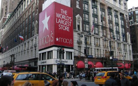 Macy's in New York bezeichnet sich selbst als einer der größten weltweiten Stores.