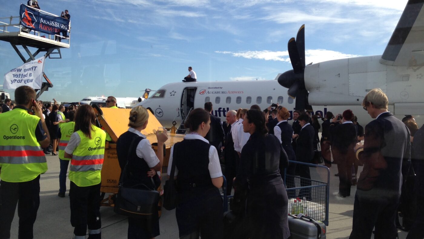 Trauer um das Ende einer großen und bekannten Regionalfluggesellschaft: Augsburg Airways. Hier ein Foto vom Abschied am 26.10.2013