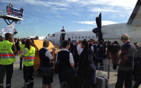 Trauer um das Ende einer großen und bekannten Regionalfluggesellschaft: Augsburg Airways. Hier ein Foto vom Abschied am 26.10.2013