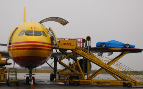 DHL, eine Tochter der Deutschen Post, gehört zu den Hauptverursachern des nächtlichen Fluglärms um den Flughafen Leipzig/Halle. Im November tagt die Fluglärmkommission. Sie soll den Flughafen bezüglich der Vermeidung von Fluglärm beraten.
