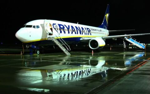 Ryanair könnte künftig für teurere Tickets eine Umbuchung und ein zweites Handgepäck erlauben.
