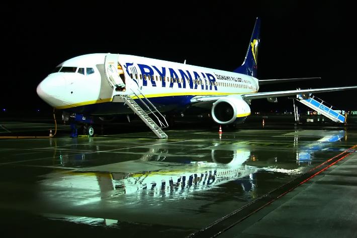 Ryanair könnte künftig für teurere Tickets eine Umbuchung und ein zweites Handgepäck erlauben.