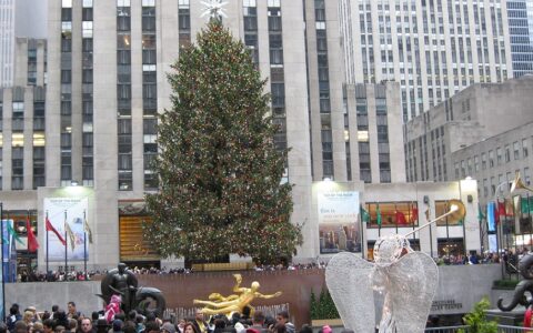 Die globale Weihnachts-Industrie läuft auch Hochtouren. Hier der berühmte Weihnachtsbaum vor dem Rockefeller-Center in New York an der Fifth Avenue.