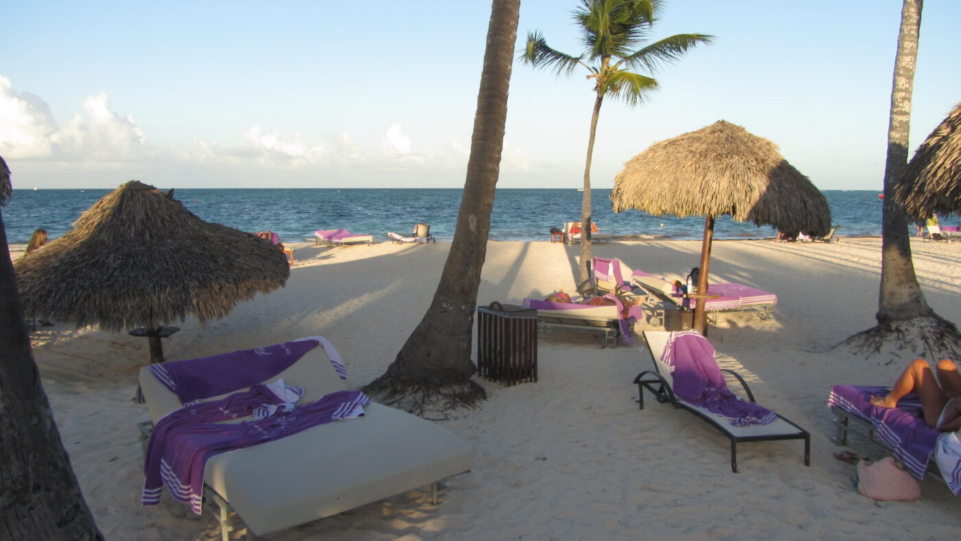 In der Karibik sind sie häufig eine Plage: Moskitos. Einige übertragen gefährliche Krankheiten. Deshalb müssen Reisende vorsorgen. Hier ein Strand eines 5-Sterne-Hotels in Punta Cana, Dominikanischen Republik.