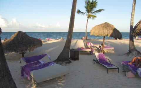 In der Karibik sind sie häufig eine Plage: Moskitos. Einige übertragen gefährliche Krankheiten. Deshalb müssen Reisende vorsorgen. Hier ein Strand eines 5-Sterne-Hotels in Punta Cana, Dominikanischen Republik.