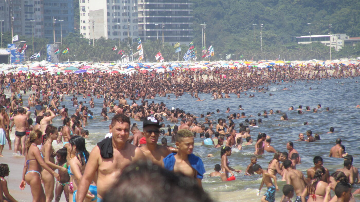 Silvester in Rio de Janeiro tagsüber am Strand 2013: Hunderttausende Menschen genießen an der Copacabana bei 37 Grad Hitze die Kühle des Meers.