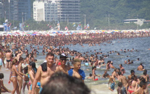 Silvester in Rio de Janeiro tagsüber am Strand 2013: Hunderttausende Menschen genießen an der Copacabana bei 37 Grad Hitze die Kühle des Meers.