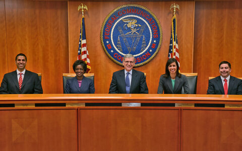 Herbe Niederlage der FCC im Kampf für ein freies Internet. Hier die Kommissions-Mitglieder links nach rechts: Ajit Pai, Mignon Clyburn, Chairman Tom Wheeler, Jessica Rosenworcel, Michael O’Rielly.