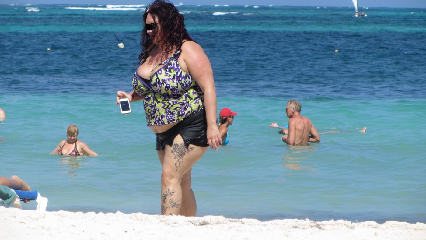 Für manche heißt es immer: Nicht ohne mein Handy, nicht ohne meine Social Media Plattformen. Diese Dame wollte noch nicht einmal beim Meerbaden von ihrem Handy lassen. Wir trafen sie in der Karibik.