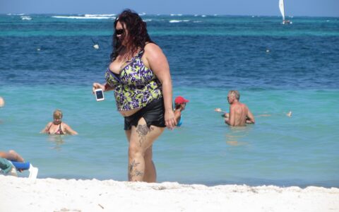 Für manche heißt es immer: Nicht ohne mein Handy, nicht ohne meine Social Media Plattformen. Diese Dame wollte noch nicht einmal beim Meerbaden von ihrem Handy lassen. Wir trafen sie in der Karibik.