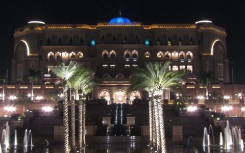 Palast erbaut von Milliardären: Das 7-Sterne-Luxus-Hotel und Privat-Wohnhaus der Scheichs der Vereinigten Arabischen Emiraten in Abu Dhabi: Emirates Palace.