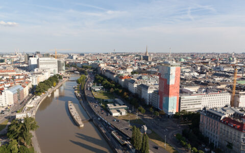 Der bemalte VIG-Turm in Wien (rechte Seite).