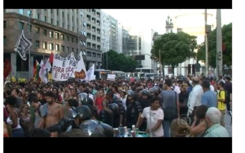 Tausende demonstrieren in Rio gegen noch teurerer Busse und Bahnen.