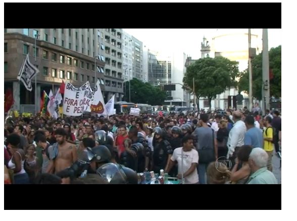 Tausende demonstrieren in Rio gegen noch teurerer Busse und Bahnen.