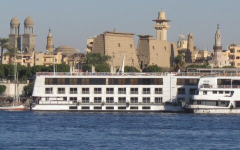 Kreuzfahrten auf dem Nil: Zehntausende Urlauber buchen das jährlich. Hier ein einfaches Kreuzfahrtschiff vor dem Luxor-Tempel.