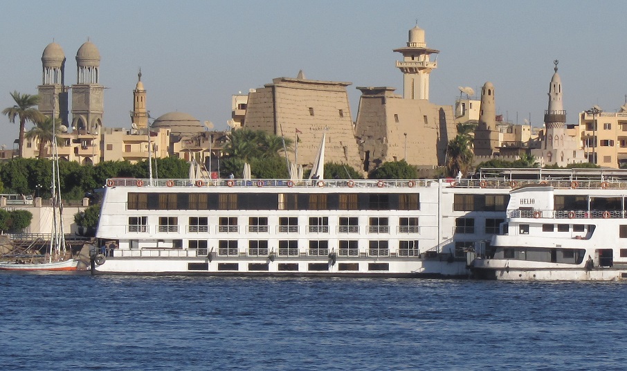 Kreuzfahrten auf dem Nil: Zehntausende Urlauber buchen das jährlich. Hier ein einfaches Kreuzfahrtschiff vor dem Luxor-Tempel.
