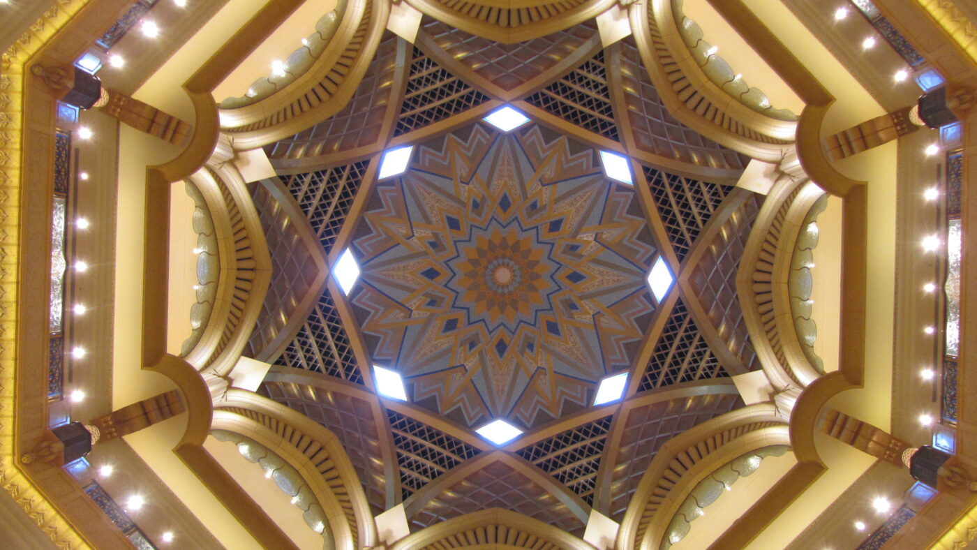Moderner Reichtum - hier die Decke des Emirates Palace Hotel in Abu Dhabi.