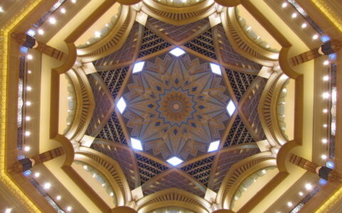Moderner Reichtum - hier die Decke des Emirates Palace Hotel in Abu Dhabi.