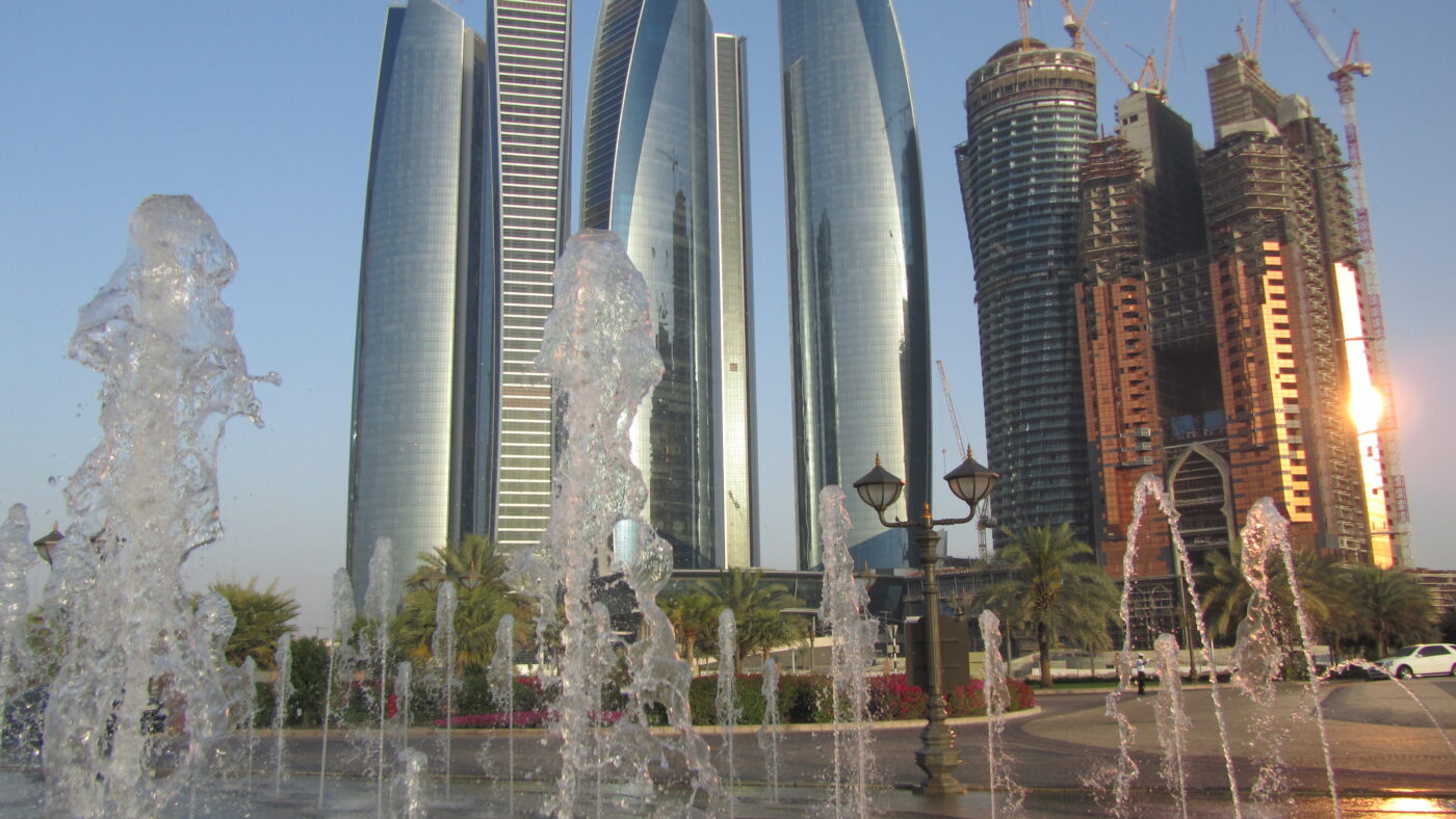 Lufthansa muss mit der neuen Eco Premium Class hunderte Millionen Euro mehr umsetzen, um nicht vor den Wüstenstaaten-Airlines - wie Etihad aus Abu Dhabi, hier die Etihad-Towers - in die Knie zu gehen. Derweil bürdeten CDU, CSU und FDP der deutschen Luftfahrt-Industrie auch noch eine Milliarde Euro mehr auf - mit einer neuen Luftverkehrssteuer.