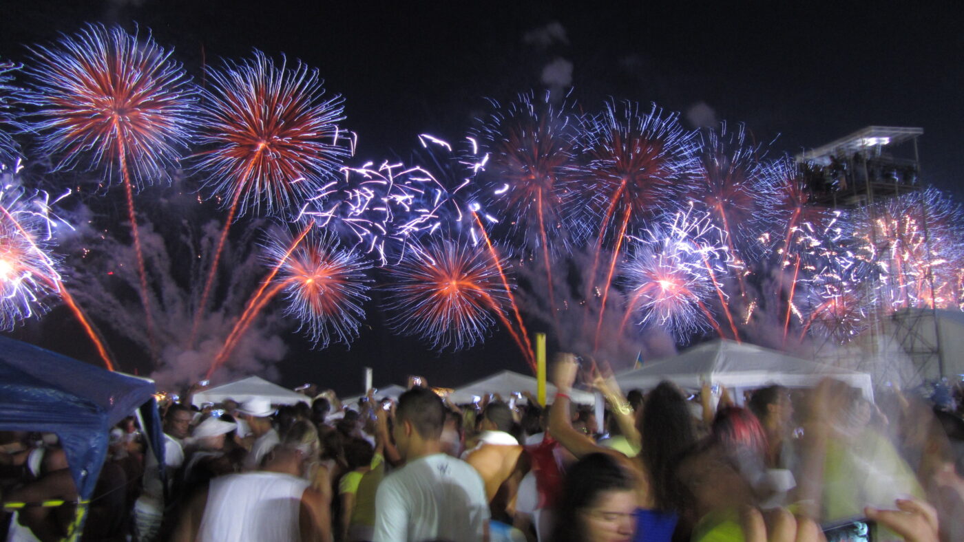 Berühmt: Das Neujahrs-Feuerwerk an der Copacabana in Rio de Janeiro.