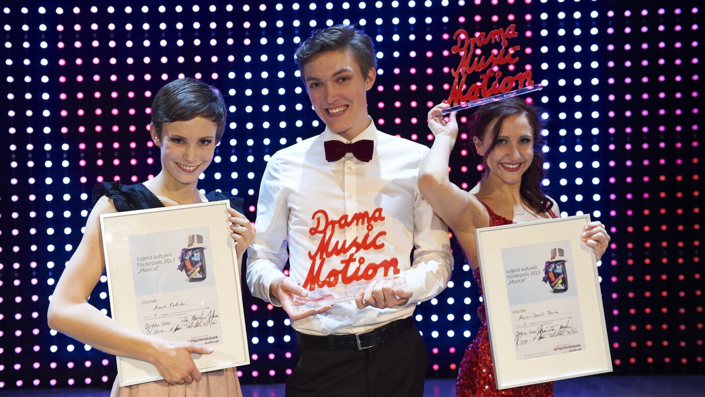 Die Hypovereinsbank engagiert sich auch kulturell: hier die Preisträger beim Jugend kulturell Förderpreis der HypoVereinsbank, \"Musical\" aus dem Jahr 2013.