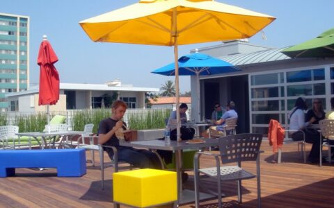 Google-Location in Santa Monica: Der Milliarden-Konzern macht gerne auf kindlich-spielerisch. Doch das ist Google schon lange nicht mehr.