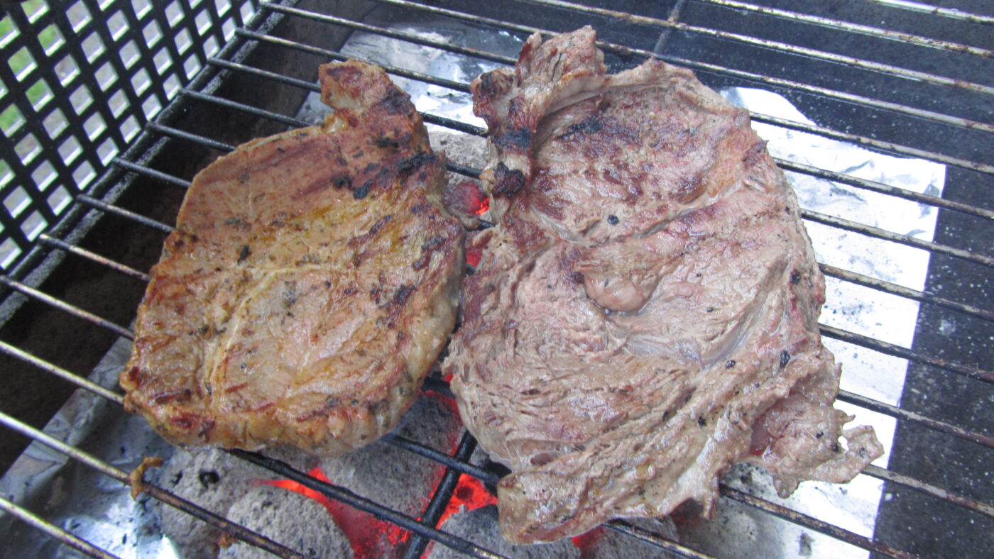 Die ersten Sonnenstrahlen machen Hunger auf gutes Grillfleisch. Doch bei Rind werden die Deutschen kräftig abgezockt. Die Amerikaner bezahlen 6 Mal weniger für das Pfund.