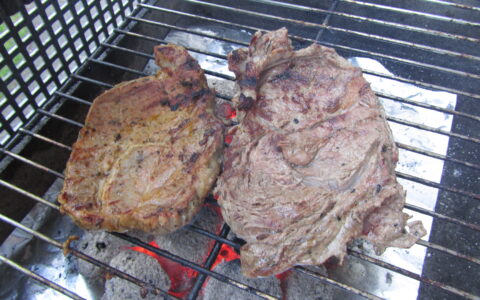 Die ersten Sonnenstrahlen machen Hunger auf gutes Grillfleisch. Doch bei Rind werden die Deutschen kräftig abgezockt. Die Amerikaner bezahlen 6 Mal weniger für das Pfund.