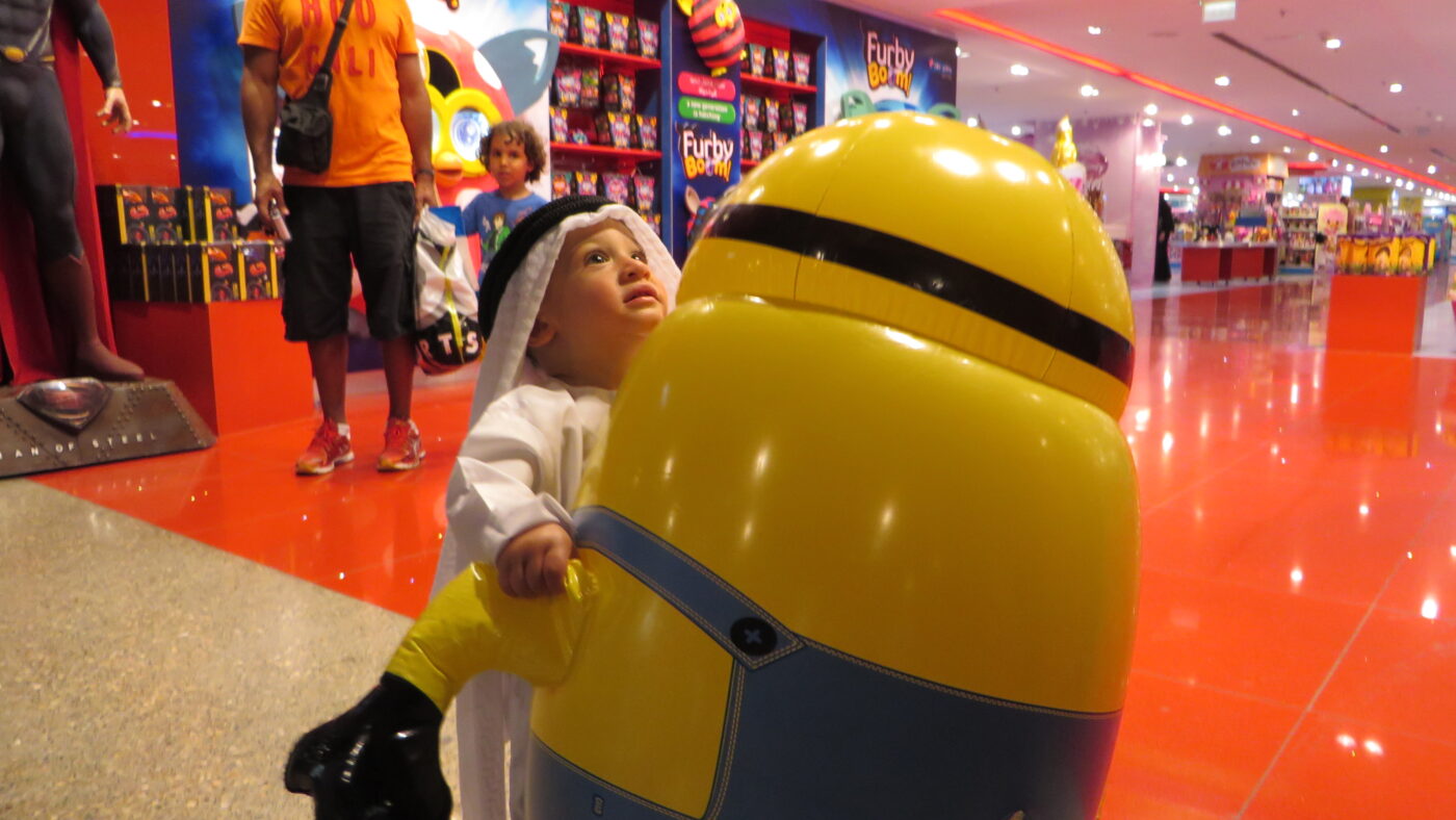 Ob laufende Roboter, wie auf dem Bild, oder Browser-Gaming: Kinder spielen immer früher weltweit digital.