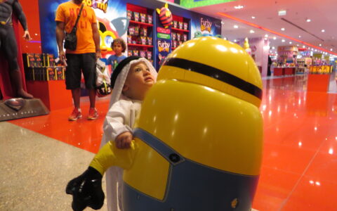 Ob laufende Roboter, wie auf dem Bild, oder Browser-Gaming: Kinder spielen immer früher weltweit digital.