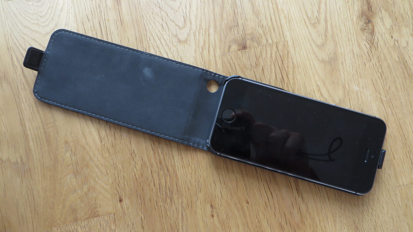 Derzeit das modernste Apple: Das iPhone 5s. Wir empfehlen: Schutzhülle kaufen, um das empfindliche Display zu schützen. Hier eine Lösung für cica 24 Euro. Gefunden in einem Handyshop in Leipzig.