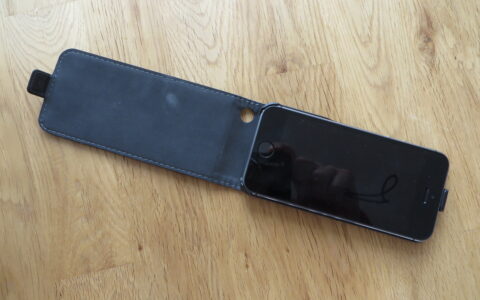 Derzeit das modernste Apple: Das iPhone 5s. Wir empfehlen: Schutzhülle kaufen, um das empfindliche Display zu schützen. Hier eine Lösung für cica 24 Euro. Gefunden in einem Handyshop in Leipzig.