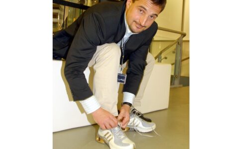Adidas arbeitet im Marketing auch mit zahlreichen Prominenten zusammen. Hier der deutsche Rodler-Star Georg Hackl beim fotogenen Schuhanziehen.