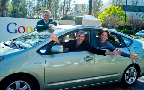 Google-Chefs: Eric, Larry und Sergey träumen vom selbstfahrenden Auto und investieren Milliarden in dieses Projekt. Geld hat Google mehr als genug - über 30 Milliarden Dollar auf der hohen Kante.
