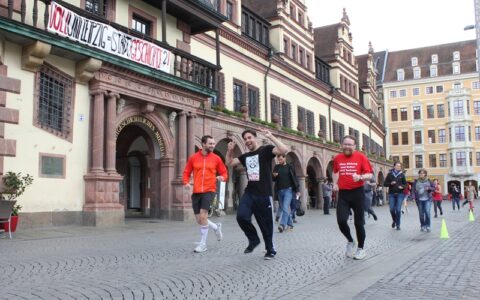 Dr. Volker Külow, Landtagsabgeordneter der Die Linke im Landtag Sachsen läuft auf dem Marktplatz vor dem alten Rathaus in Leipzig mit Studentinnen und Studenten gegen die von der CDU/FDP-Regierung geplante massiven Stellenstreichungen an Sachsens Hochschulen.