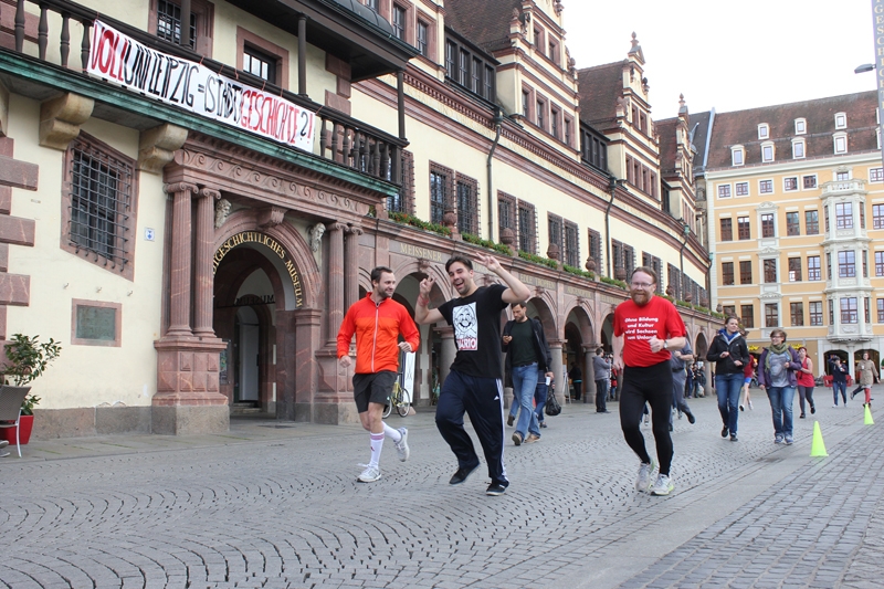 Dr. Volker Külow, Landtagsabgeordneter der Die Linke im Landtag Sachsen läuft auf dem Marktplatz vor dem alten Rathaus in Leipzig mit Studentinnen und Studenten gegen die von der CDU/FDP-Regierung geplante massiven Stellenstreichungen an Sachsens Hochschulen.