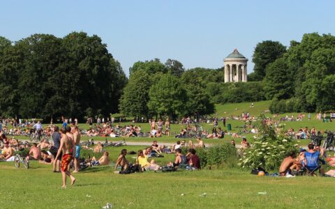 Wer im Sommer gerne viel draußen ist, mit Kumpels spielt oder Sport macht - der könnte parallel digital die Fettverbrennung mit einem Gesundheitsband messen lassen. Beruhigt zumindest das Gewissen... Hier der Englische Garten in München im Juni 2014.