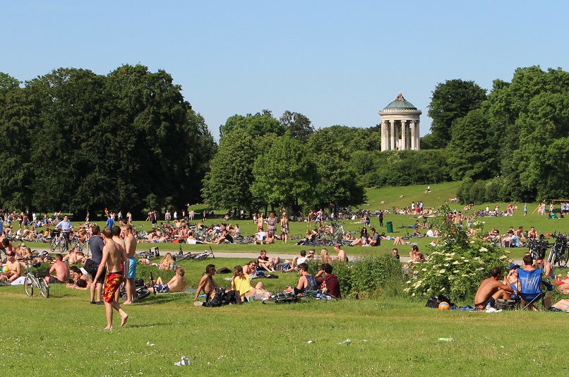 Wer im Sommer gerne viel draußen ist, mit Kumpels spielt oder Sport macht - der könnte parallel digital die Fettverbrennung mit einem Gesundheitsband messen lassen. Beruhigt zumindest das Gewissen... Hier der Englische Garten in München im Juni 2014.