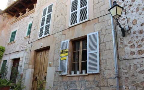 Überall sieht man auf Mallorca oder Ibiza diese Schildchen: Se Vende, zu Verkaufen.