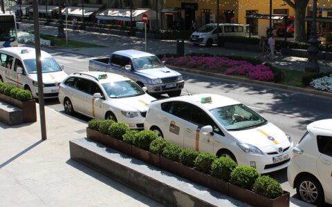 In Europa möchten sich viele Taxifahrer von den Amis mit Uber nicht einfach die Butter vom hart verdienten Brot nehmen lassen. Hier eine Taxi-Kolonne in Palma de Mallorca.