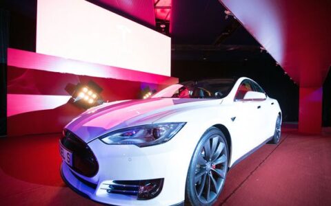 Das Tesl Model S: Hier auf einer erstmaligen Präsentation in Hong Kong Ende Juli 2014.