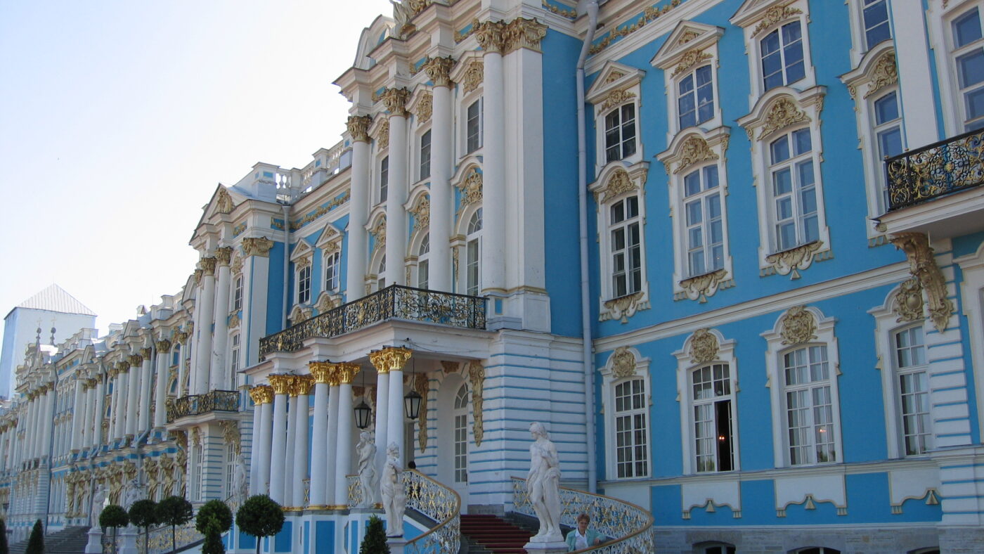 Russland hat selber zahlreiche Attraktionen für Touristen zu bieten: Hier die Residenz von Katharina der Großen von Russland in St. Petersburg.