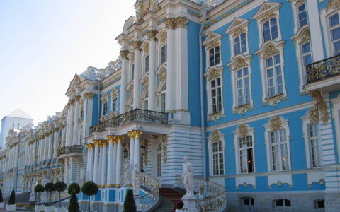Russland hat selber zahlreiche Attraktionen für Touristen zu bieten: Hier die Residenz von Katharina der Großen von Russland in St. Petersburg.