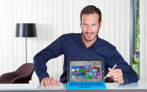 Neben Software bietet Microsoft auch Laptops an. Hier das Surface Pro 3 Lifestyle.