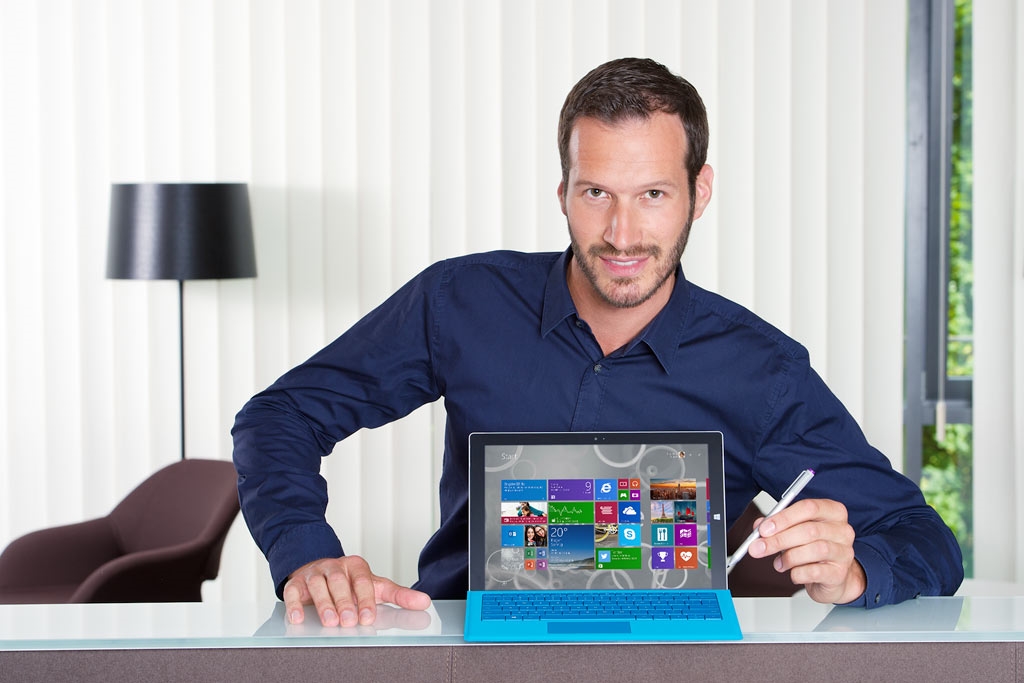 Neben Software bietet Microsoft auch Laptops an. Hier das Surface Pro 3 Lifestyle.